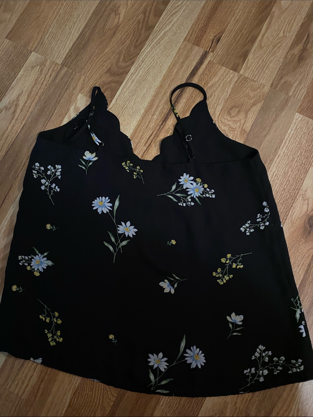 Floral Scallop-Edge Black Camisole Top - Picture 4 of 4